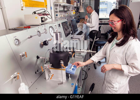 Geologo presso l'alta pressione apparato in laboratorio. Foto Stock