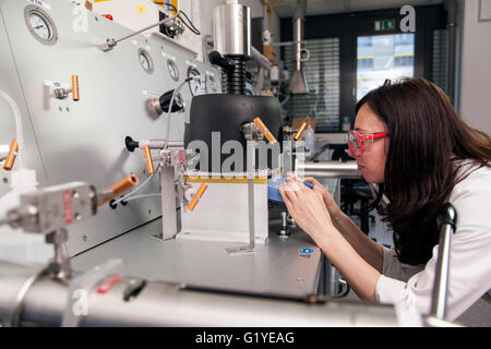 Geologo presso l'alta pressione apparato in laboratorio. Foto Stock