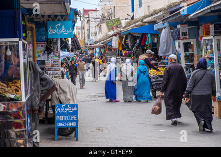 Marocchini andando sulle loro attività quotidiane all'interno della vivace medina (città vecchia) di Essaouira, Marocco Foto Stock