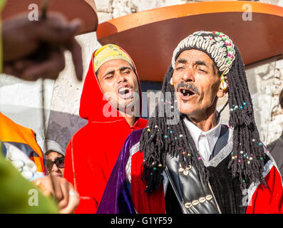 Musicisti Gnawa music festival che si tiene annualmente a Essaouira, Marocco Foto Stock