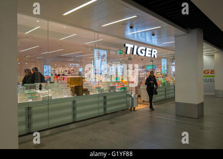 Tiger varietà store in Regent Arcade, Regent Street a Cheltenham, Gloucestershire, Regno Unito Foto Stock