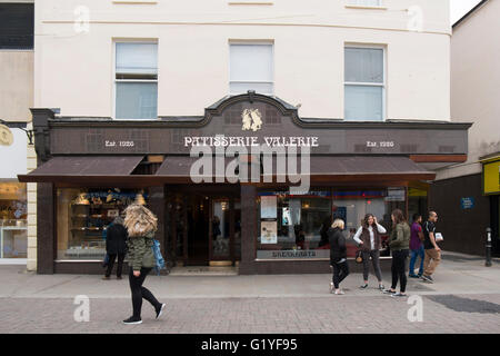 Patisserie Valerie cafe su High Street a Cheltenham, Gloucestershire, Regno Unito Foto Stock