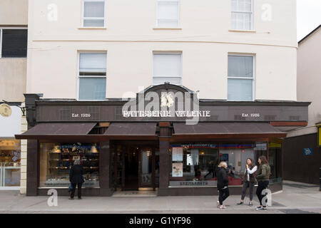 Patisserie Valerie cafe su High Street a Cheltenham, Gloucestershire, Regno Unito Foto Stock