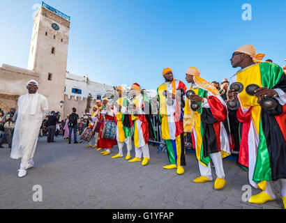 Musicisti Gnawa music festival che si tiene annualmente a Essaouira, Marocco Foto Stock