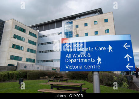 Segno indicante le direzioni per dipartimenti presso il Great Western Hospital di Swindon, Wiltshire, Regno Unito Foto Stock