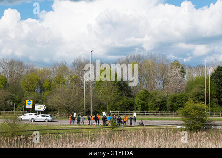 I medici in formazione sulla linea di picchetto presso il Great Western Hospital di Swindon, Wiltshire, Regno Unito Foto Stock