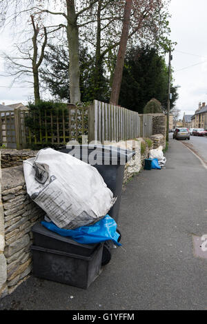 I rifiuti e il riciclaggio sacchi su una strada di Fairford, Gloucestershire, Regno Unito Foto Stock