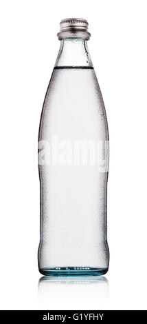 Bottiglia di vetro di acqua con gocce isolati su sfondo bianco Foto Stock
