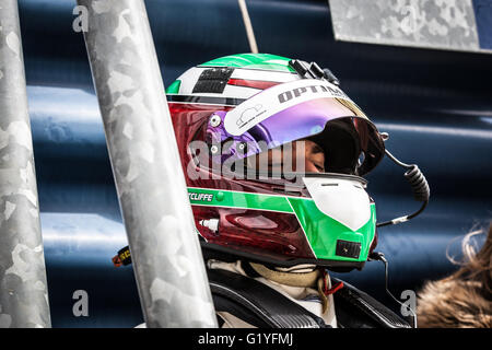 Il circuito di Rockingham, UK. Il 30 aprile, 2016. BritishGT presso il Circuito di Rockingham. Ryan Ratcliffe ottenere pronto per la gara. Foto Stock