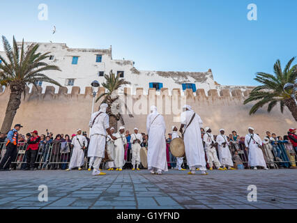 Musicisti Gnawa music festival che si tiene annualmente a Essaouira, Marocco Foto Stock