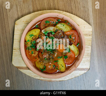 Chanakhi in stile georgiano tradizionale piatto di stufato di agnello con pomodori, melanzane, patate, verdure e aglio. Foto Stock