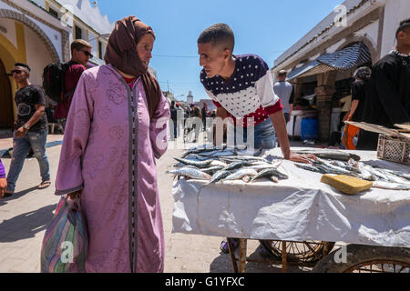 Marocchini andando sulle loro attività quotidiane all'interno della vivace medina (città vecchia) di Essaouira, Marocco Foto Stock