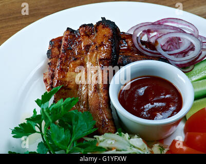 Carne arrosto sulla nervatura con verdure Foto Stock