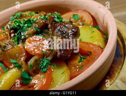 Chanakhi in stile georgiano tradizionale piatto di stufato di agnello con pomodori, melanzane, patate, verdure e aglio. Foto Stock