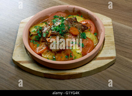 Chanakhi in stile georgiano tradizionale piatto di stufato di agnello con pomodori, melanzane, patate, verdure e aglio. Foto Stock