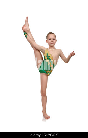 Bambina ginnasta in verde vestiti sollevate la gamba in alto Foto Stock