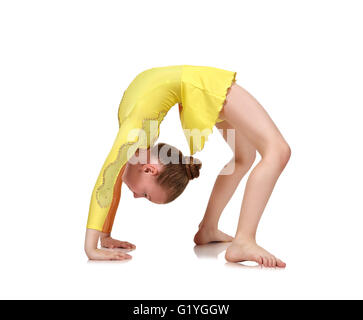 Bambina rendendo ginnasta ponte su un lamento sullo sfondo Foto Stock