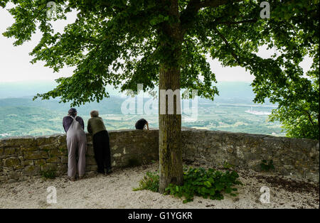 Coppia di mezza età godetevi la vista sulla valle verde da un hilltop village Foto Stock