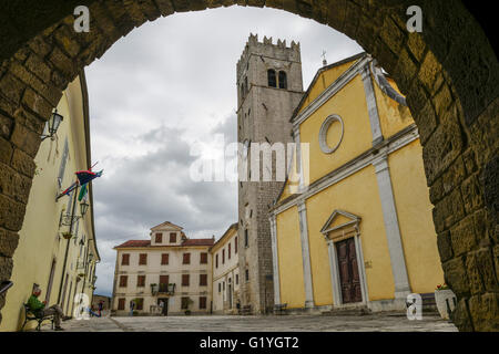 La vecchia chiesa e Andrea antico quadrato in Motovun, Istria centrale, Croazia Foto Stock