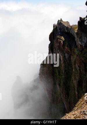 FUNCHAL, PORTOGALLO-marzo 24,persone non identificate al punto di vista su la cima del Pico arieiro montagne il 24 marzo 2016 in Func Foto Stock