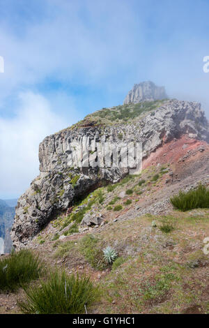 Le alte montagne a isola di Madeira chiamato pico arieiro, la parte superiore è di 1818 metri sopra il livello del mare Foto Stock