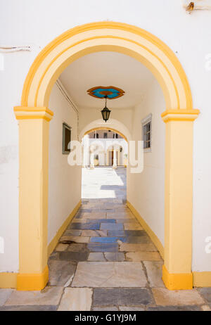 Ingresso alla Cattedrale di Idra e monastero di clausura di alloggiamento del ecclesiastici e Museo Bizantino, Hydra Island, Grecia Foto Stock