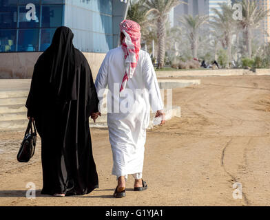 Un arabo sposato giovane camminare insieme e tenendo le mani sulla spiaggia. Foto Stock