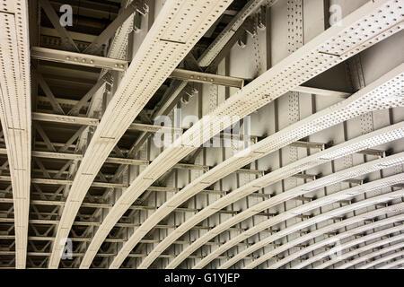 Ponte con travi curve Foto Stock