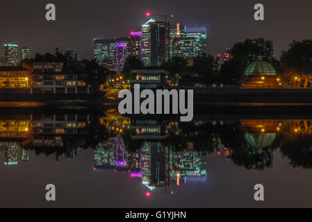 Canary Wharf vista di notte da Greenwich Pier, Londra Foto Stock