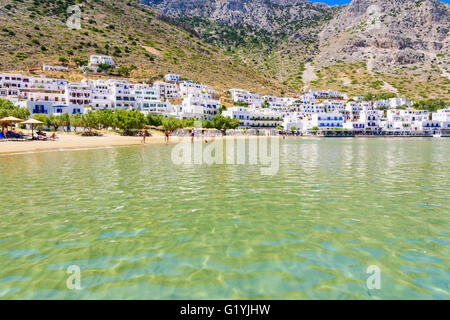 Famiglia amichevole acque poco profonde di Kamares Beach, Città Kamares, Sifnos, Cicladi Grecia Foto Stock