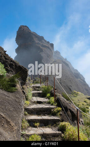 Le alte montagne a isola di Madeira chiamato pico arieiro, la parte superiore è di 1818 metri sopra il livello del mare Foto Stock