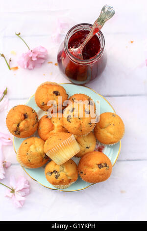 In legno rustico sfondo colazione con muffin freschi e dei ciliegi in fiore Foto Stock