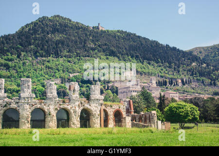 Gubbio paesaggio in una giornata di sole Foto Stock