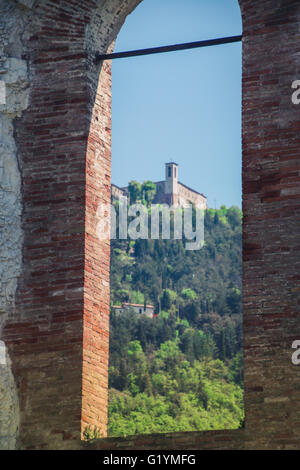 Vista da un antico arco rurale Foto Stock