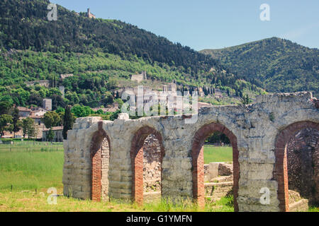 Gubbio paesaggio in una giornata di sole Foto Stock