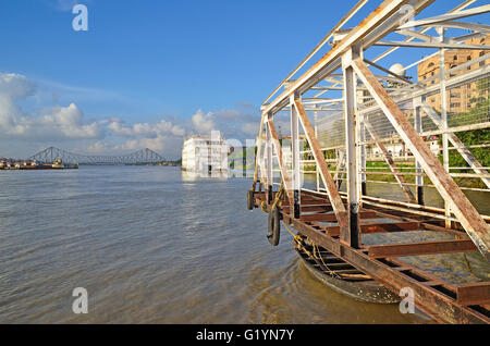 Navi passeggeri e molo sul Fiume Hooghly, Calcutta, West Bengal, India Foto Stock