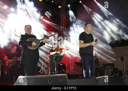 Dubai, Emirati Arabi Uniti, 19 maggio2016, cantante Antonis Remos esegue dal vivo presso la bolla Roof Top Lounge, Dubai U.A.E. Foto Stock