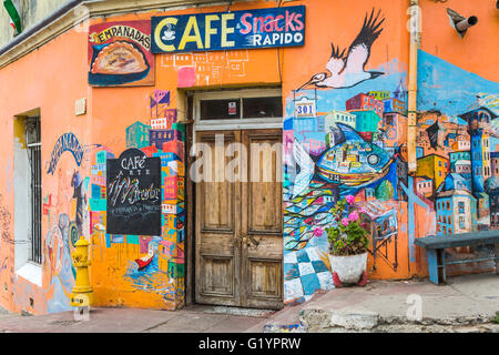 Colorato la street art e graffiti su edifici in Valparaiso, Cile, America del Sud. Foto Stock