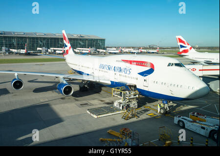 Londra - 28 gennaio 2016: British Airways aerei per il trasporto passeggeri pronti a cancelli all aeroporto di Heathrow, il più trafficato in Europa. Foto Stock