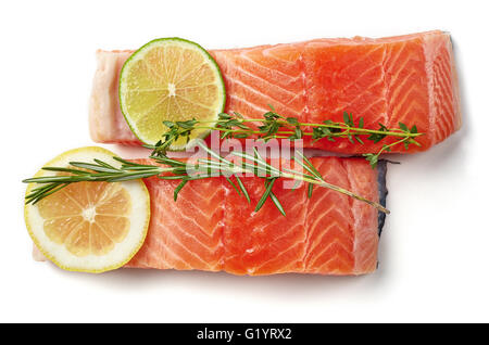 Crudo fresco di filetto di salmone con calce, limone, Rosmarino e Timo isolati su sfondo bianco, vista dall'alto Foto Stock
