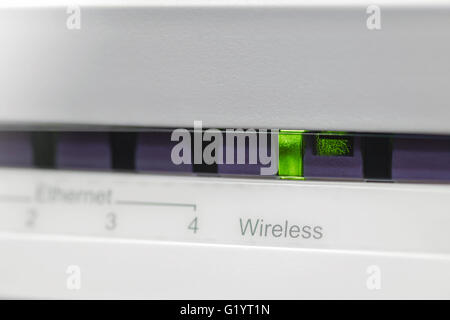 Modem ADSL con luce verde indicatore wireless Foto Stock