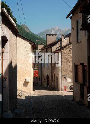 AJAXNETPHOTO. 2015. LARUNS, Pyrénées, Francia. - Colline Città - stretta strada di ciottoli della città, all'ombra delle montagne al di là. Foto:JONATHAN EASTLAND/AJAX Ref:G151507 5193 Foto Stock