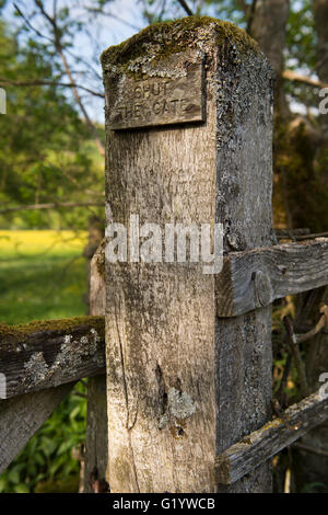 Gatepost in legno close-up - ingresso al prato Yellands Riserva Naturale, Muker, Swaledale, Yorkshire Dales National Park, Inghilterra. Foto Stock