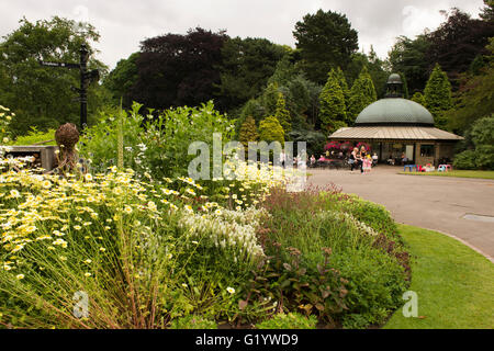 Giardini della valle, Harrogate, nello Yorkshire, Inghilterra - splendido parco con piante erbacee frontiera, piante perenni, café e persone rilassante. Foto Stock