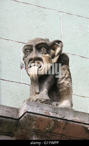 Gargoyle di pietra su un edificio sulla Michalska Street nella città vecchia di Bratislava Foto Stock