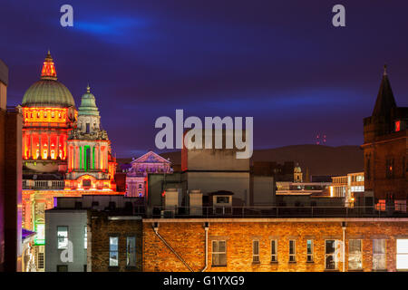 Belfast architettura con la città illuminata Hall e Mt. Divis Foto Stock