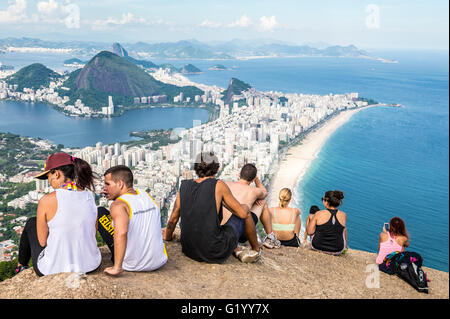 RIO DE JANEIRO - Febbraio 24, 2016: i visitatori prendere in vista dello skyline della città su una escursione alla sommità del Dois Irmaos Montagna. Foto Stock