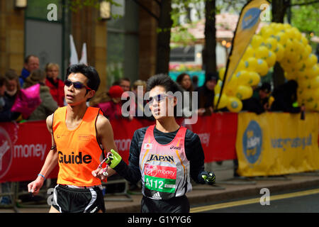 Impared visivamente il concorrente con guida, 2016 Vergine denaro maratona di Londra, London, Regno Unito Foto Stock