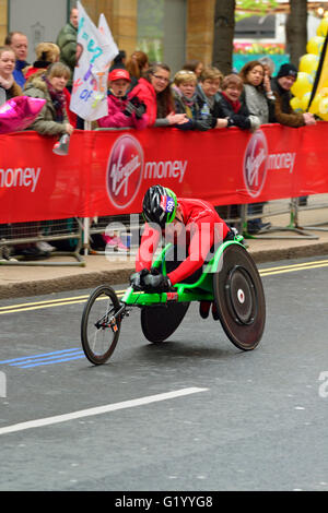 Sedia a rotelle concorrente, 2016 Vergine denaro maratona di Londra, London, Regno Unito Foto Stock