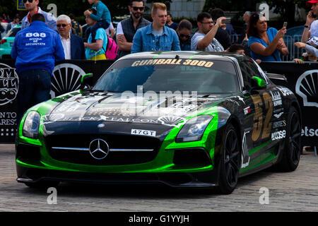 Super cars dell'esclusivo Gumboil 3000 parcheggiato di fronte al parlamento rumeno. Gumball è una celebrità internazionali rally Foto Stock